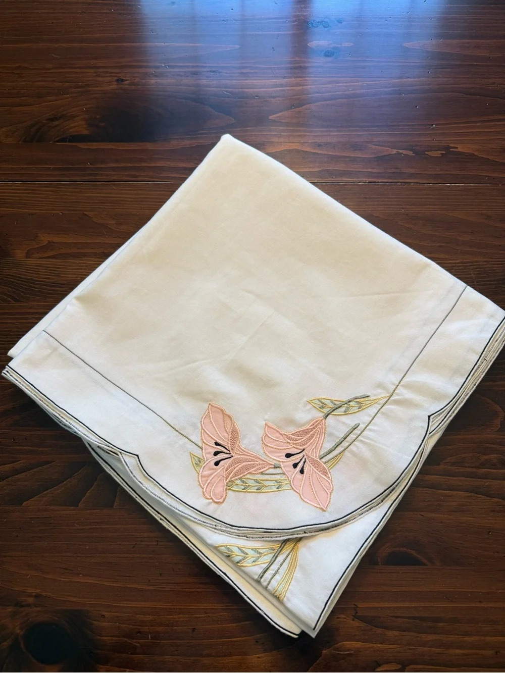 Villeroy & Boch Embroidered Pink Lily Scalloped Tablecloth 58